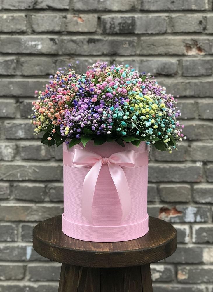 Цветочная композиция из Гипсофила и Розы в шляпной коробке в Трудобеликовский