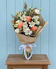 Букет цветов из:  Альстромерии, Лизиантусы, Розы и Хризантемы в Трудобеликовский