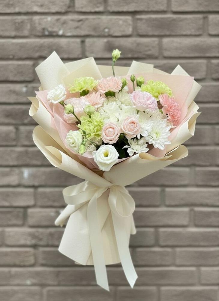 Букет цветов из: Гвоздики, Розы, Лизиантусы и Хризантемы в Трудобеликовский