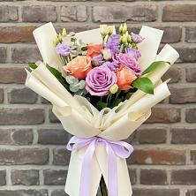 Букет цветов из:  Лизиантусы и Розы в Трудобеликовский