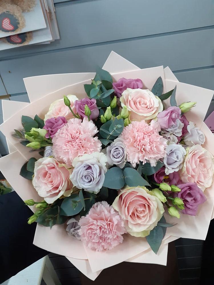 Букет цветов из: Розы, Гвоздики и Лизиантусы в Трудобеликовский