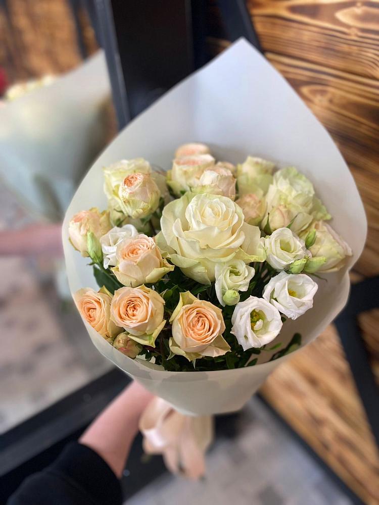 Букет цветов из: Розы и Лизиантусы в Трудобеликовский